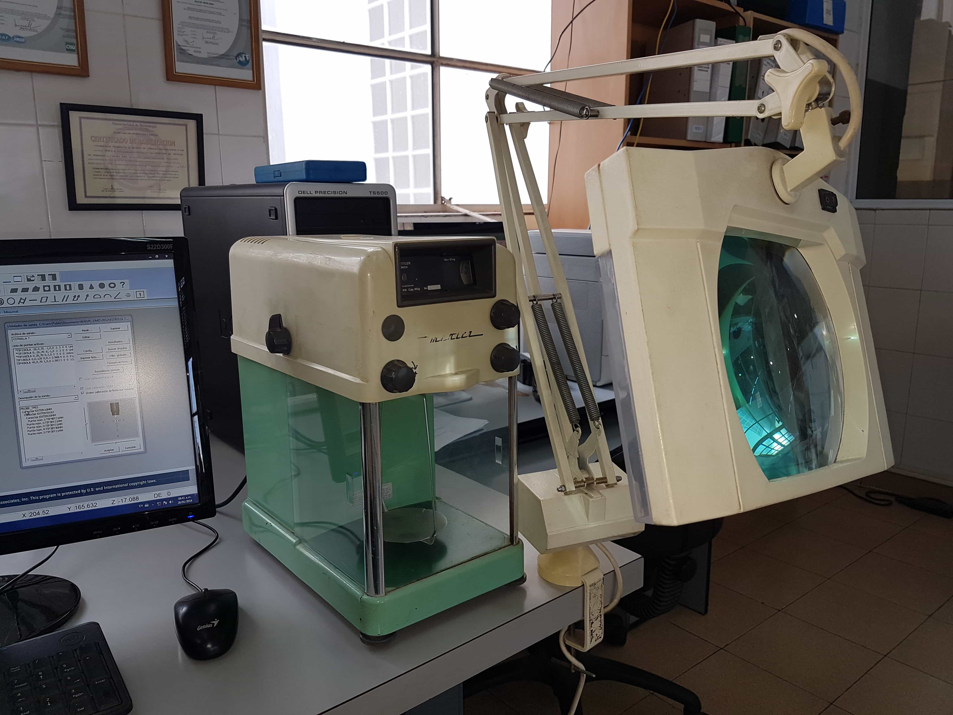 Estación de análisis en el laboratorio de calidad de PEIX S.A.